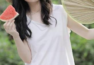 在“黑料永远不打烊”的网页上，在线追踪明星绯闻，尽情吃瓜不停歇